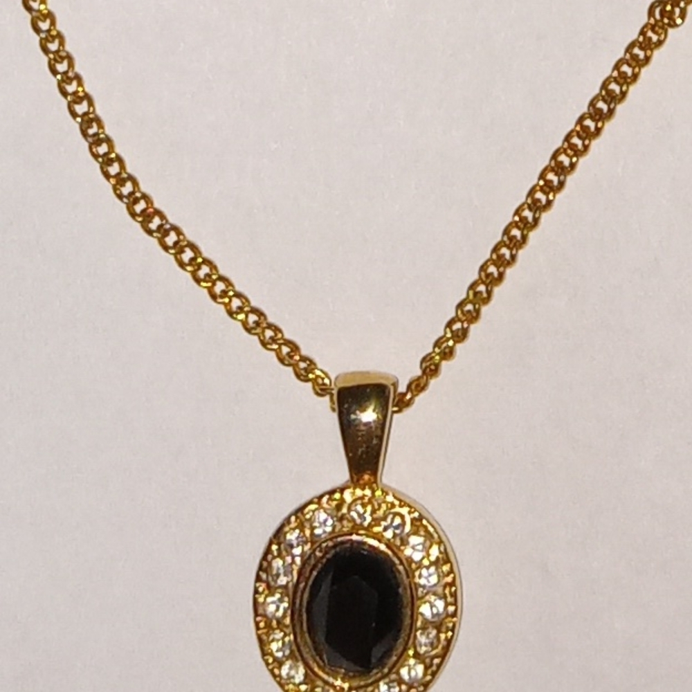 Elegant Gold and Black  Pendant Necklace with 3 adjustable Sizes. 16" - 18" -20"